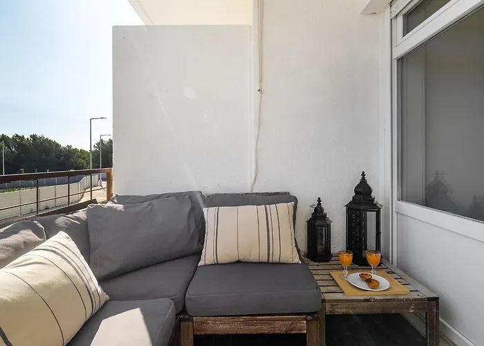 Whome Study & Surf 1-bed By & Nova Sbe *