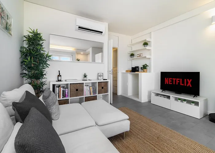 Whome Study & Surf 1-bed By & Nova Sbe